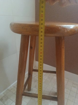 Taburete de madera rústico barnizado