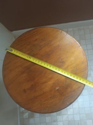 Taburete de madera rústico barnizado