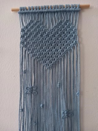 Tapiz de macramé azul con corazón