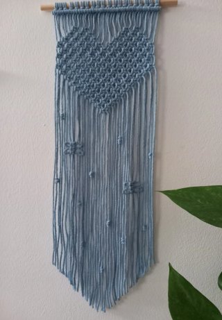 Tapiz de macramé azul con corazón