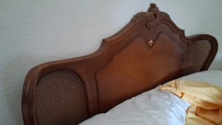Cabecero de madera con detalles dorados
