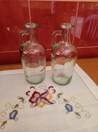 Jarras de cristal con asa. Aceite y vinagre.