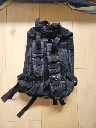 Mochila negra con parche de pato