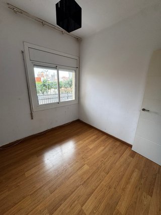 Se alquila habitación en piso familiar