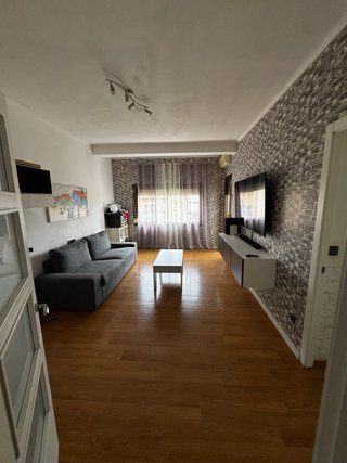 Se alquila habitación en piso familiar