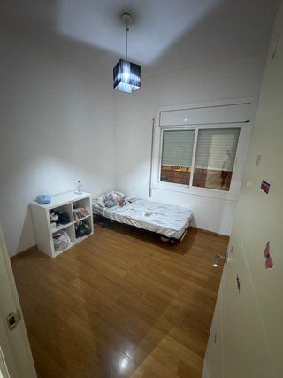 Se alquila habitación en piso familiar