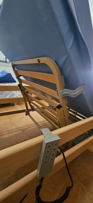 Cama ortopédica de madera y plástico