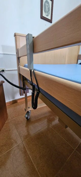 Cama ortopédica de madera y plástico