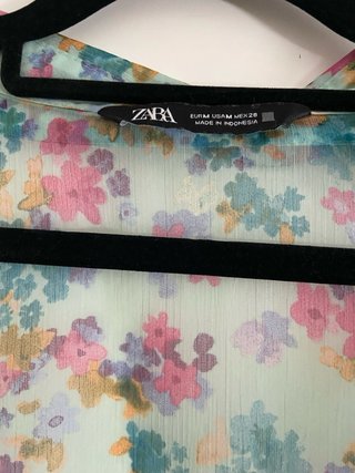Blusa Zara floral cruzada.