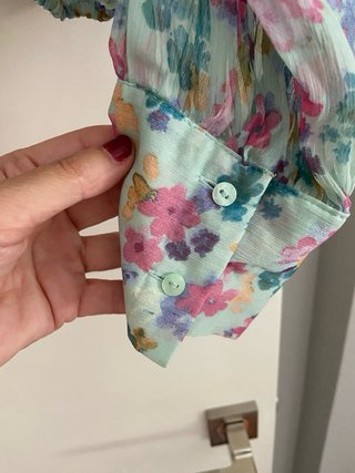Blusa Zara floral cruzada.