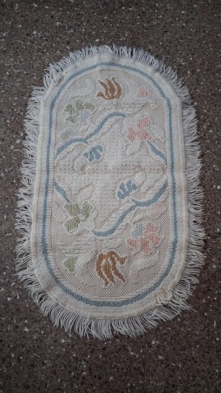 Alfombra ovalada con flecos
