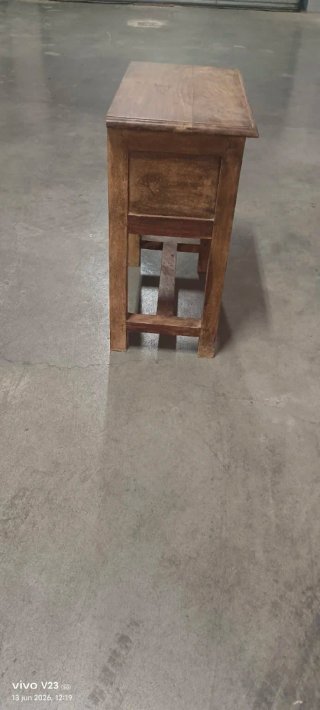 Mesita de noche hindú de madera
