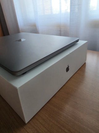 MacBook Pro Touch Bar 8GB RAM 256GB SSD