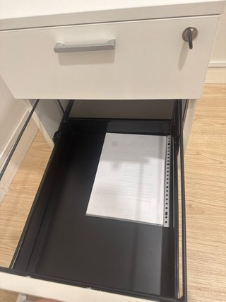 Cajonera blanca con llave