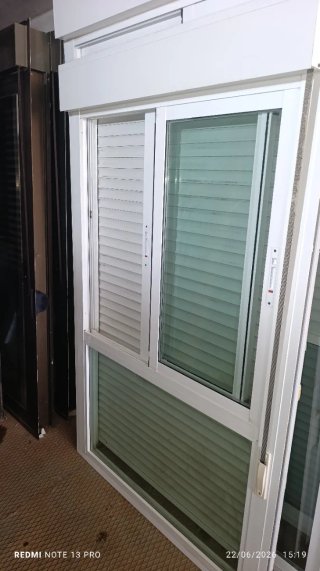 Ventana balconera aluminio con persiana