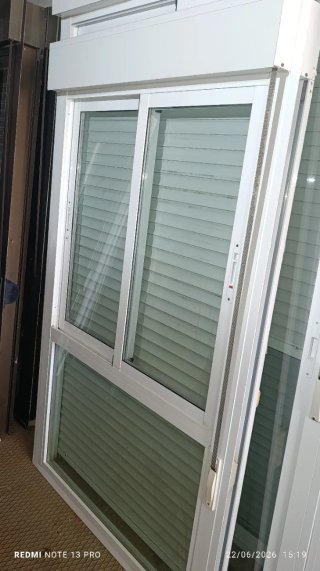 Ventana balconera aluminio con persiana