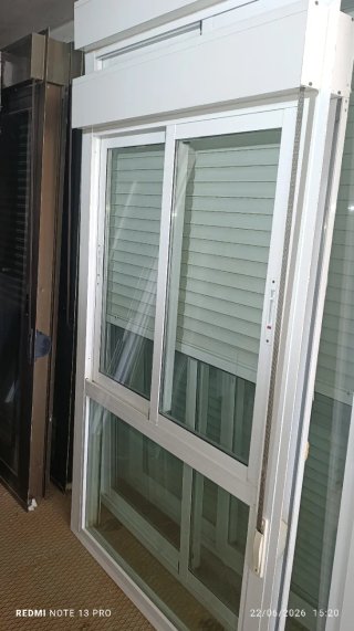 Ventana balconera aluminio con persiana