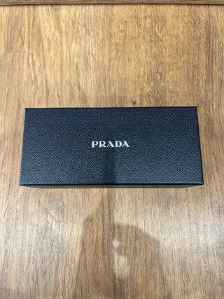 Cajas de gafas de diseñador: Prada, Versace, Perso