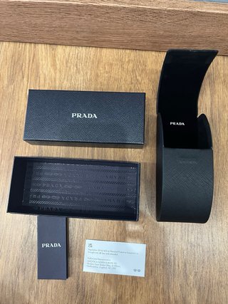 Cajas de gafas de diseñador: Prada, Versace, Perso