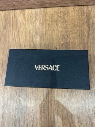 Cajas de gafas de diseñador: Prada, Versace, Perso