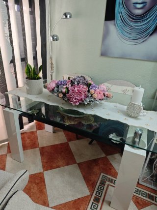 Mesa de cristal y metal blanca