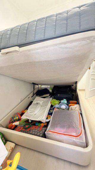 Colchón muelles ensacados y canapé tapizado Ikea