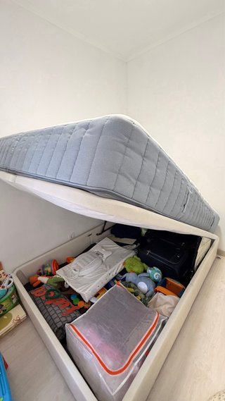 Colchón muelles ensacados y canapé tapizado Ikea