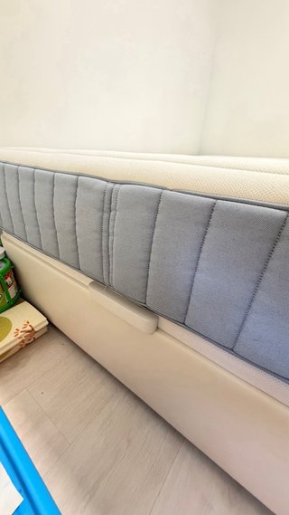 Colchón muelles ensacados y canapé tapizado Ikea