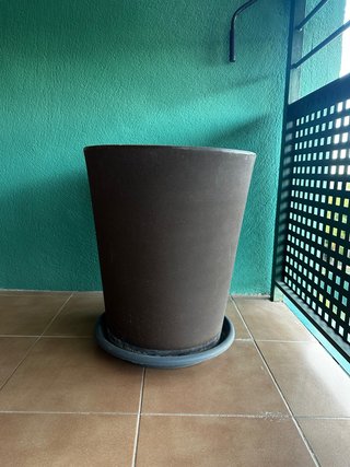 Macetero de resina marrón y gris