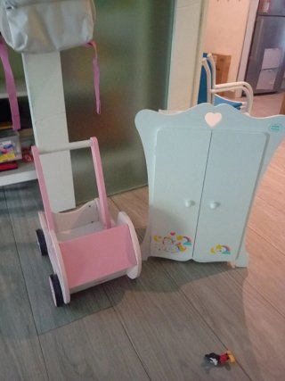 Armario y carrito de madera infantil