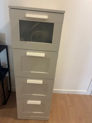 Cómoda IKEA Brimmes blanca con cristal