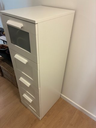 Cómoda IKEA Brimmes blanca con cristal