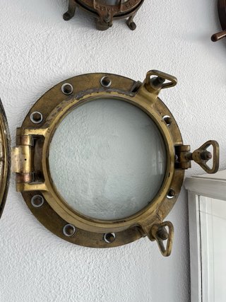 Portillo / Ojo de buey de bronce