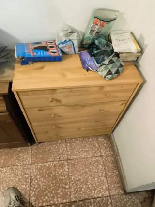Mueble de madera con 4 cajones