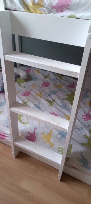 Litera casita infantil con ventana y tejado