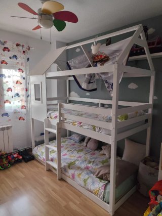 Litera casita infantil con ventana y tejado