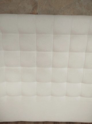 Cabecero de cama beige de tela