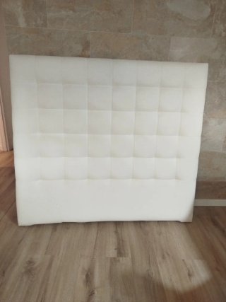 Cabecero de cama beige de tela