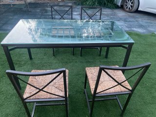 Mesa de hierro con 4 sillas