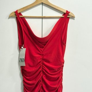 Talla S - Zara Vestido rojo midi fruncido atrás