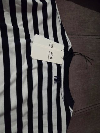 Camiseta AMI Paris Rayas Rojas y Negras