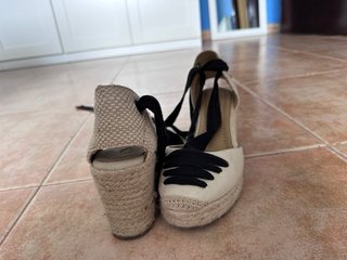 Alpargatas cuña beige y negras