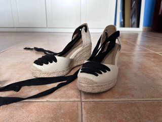 Alpargatas cuña beige y negras