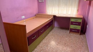 Cama nido y escritorio mas dos estanterias.