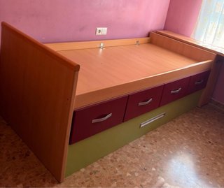 Cama nido y escritorio mas dos estanterias.