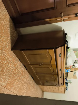 Mueble de madera simétrico