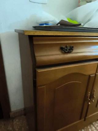 Mueble de madera simétrico