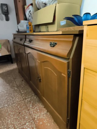 Mueble de madera simétrico