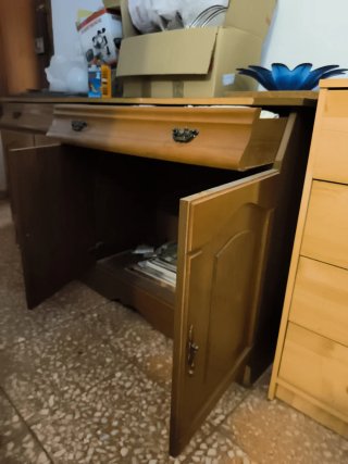 Mueble de madera simétrico