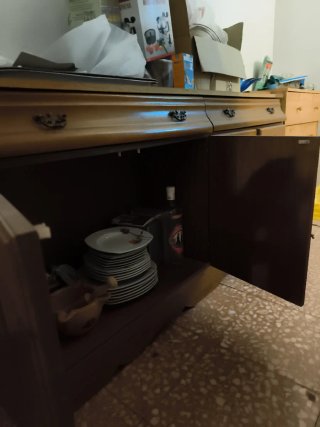Mueble de madera simétrico